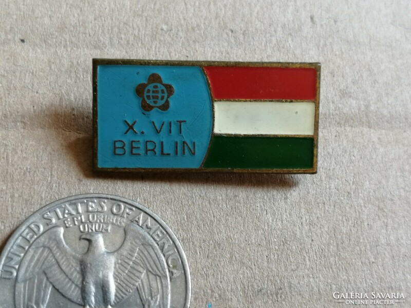 Vit - vit 1973 East Berlin badge/pin