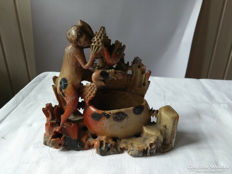 Kínai faragott kő váza  majommal, szőlővel, madárral, magyar és kínai szöveggel