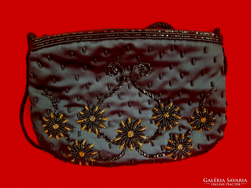 Fekete selyem táska, gyönygyökkel kivarrva, vállon is hordható