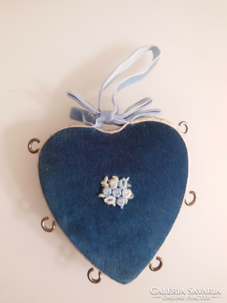 Heart - wood - velvet - 11 x 10 x 2 cm - soft lined - handmade - can be hung - with hooks