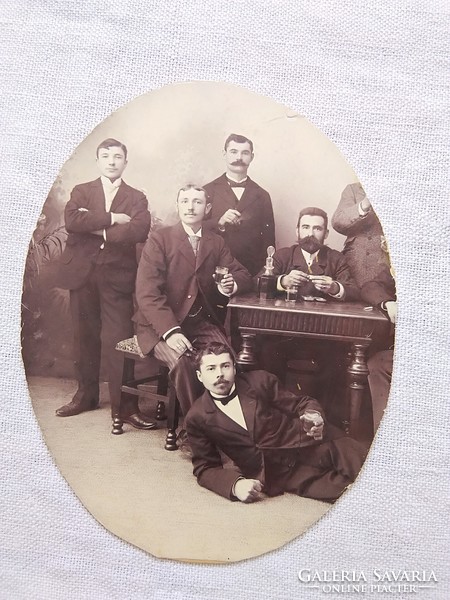 Antik dupla oldalas fotó, elegáns pár, fiatal férfiak csoportja 1900 körüli