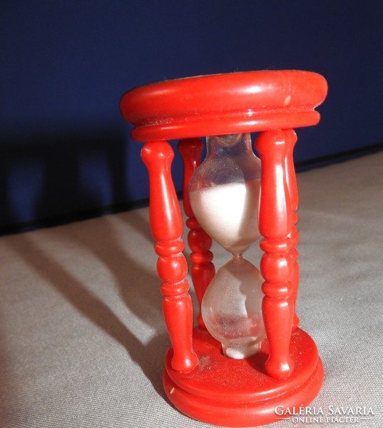 Red hourglass - wood / glass