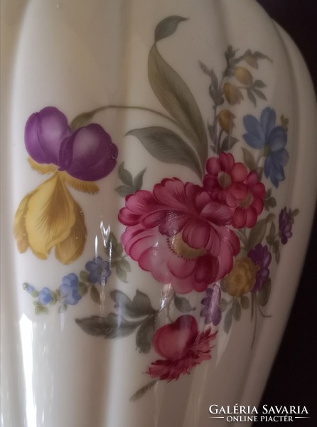 Dt/090 - thomas ivory/bavaria - covered urn vase with flower pattern