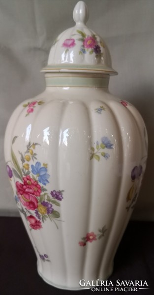 Dt/090 - thomas ivory/bavaria - covered urn vase with flower pattern