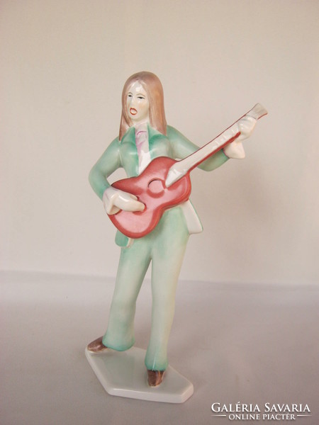 Aquincumi porcelán retro gitározó lány