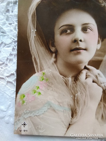 Antik kézzel színezett, romantikus fotólap/képeslap hölgy tüllben, csipke ruhában 1908