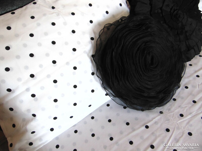 Fehér alapon fekete pöttyös ágynemű  garnitúra