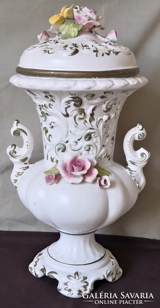 Dt/093 - Capodimonte lidded urn vase