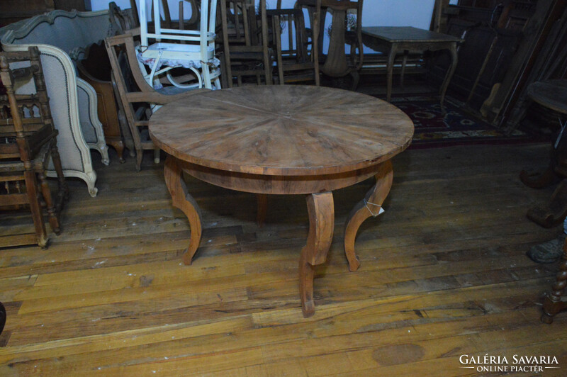 Antique bieder round table can be pulled out