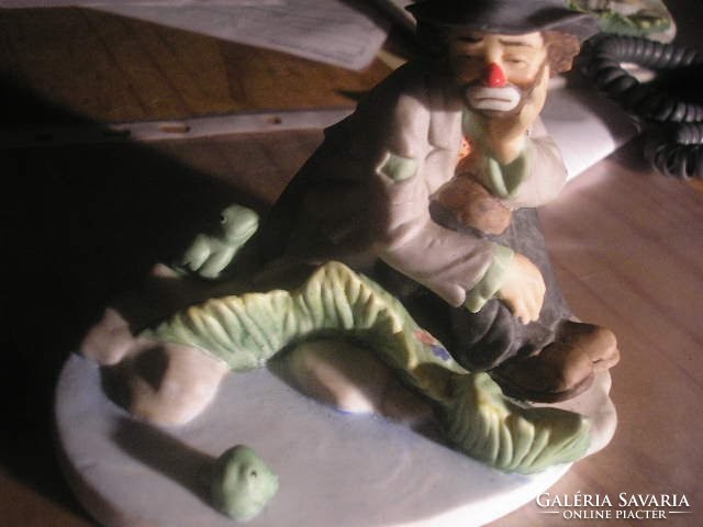 This 28 t3 museum cartilage sculpture collection is limited edition of emmett kelly, world famous marked clown