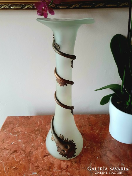 Szakított váza réz díszítéssel