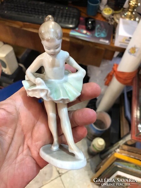 Hollóházi porcelán kislány szobor, 10 cm-es nagyságú, hibátlan.
