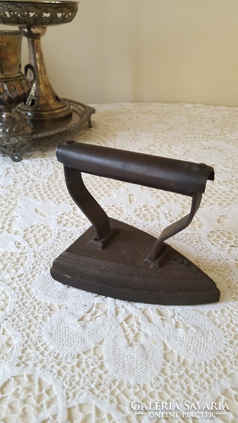 Antique, 6-gauge solid cast iron iron