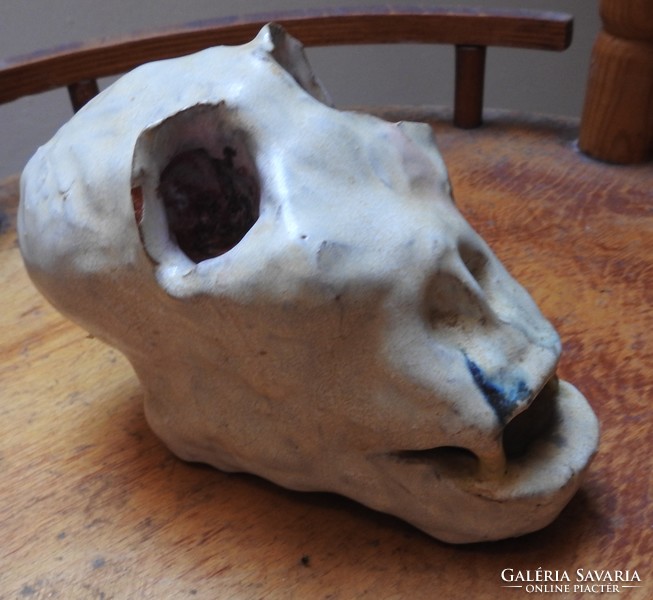 Állati koponya kerámiából