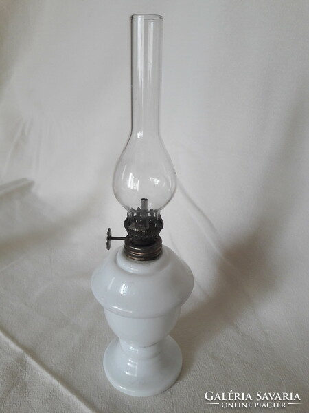 Antik régi kicsi virrasztó petróleum lámpa fehér tejüveg test 1850 körül