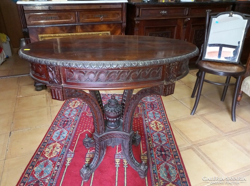 Barokk stílusú faragott ovális asztal.