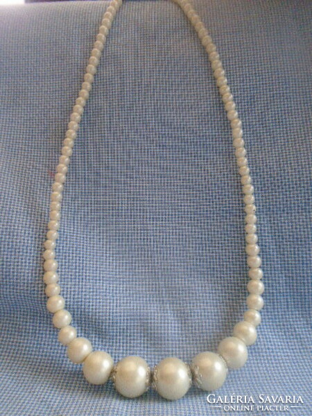 A row of pearl necklaces, full art deco, 49 cm long, largest eye 1.2 cm