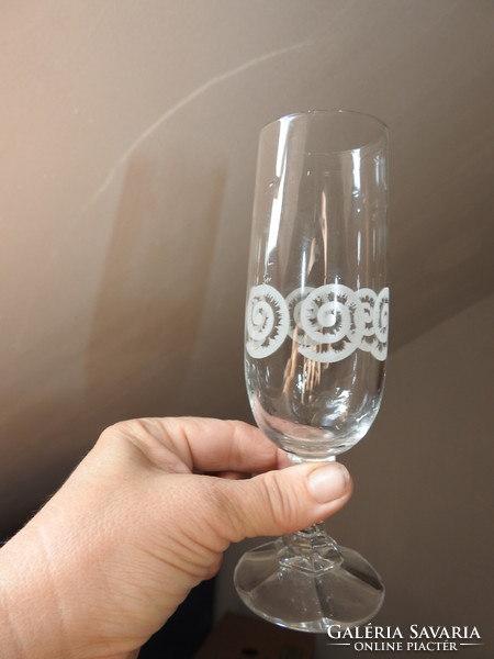 Csigavonal mintás talpas pezsgő vagy borospohár készlet 3 db
