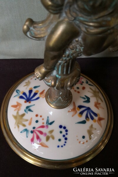 DT/109 - Gyönyörű, antik, festett porcelánbetétes 3 ágú asztali gyertyatartó rézötvözetből