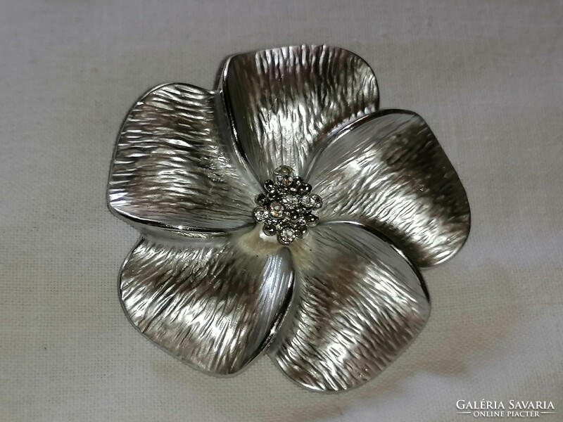 Silver flower brooch 51.
