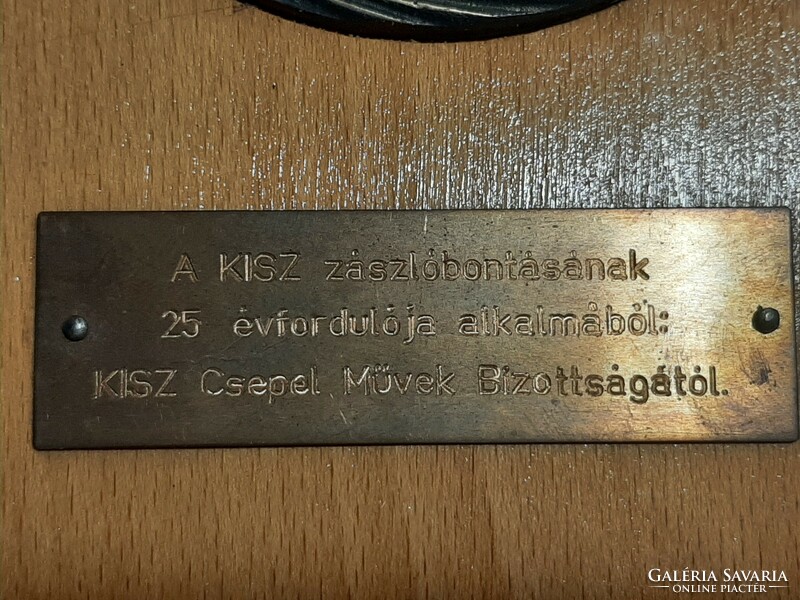 A bronze plaque on a wooden base from the Kisz Csepel Works Committee for the 25th anniversary of the flag-dismantling of Kisz