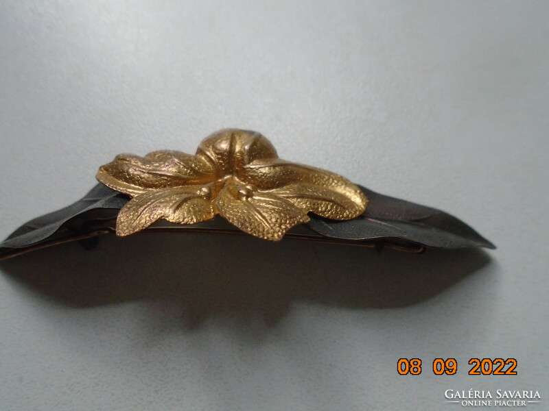 Handmade hair clip with fire-gilded plastic flower and patinated bronze-colored leaf
