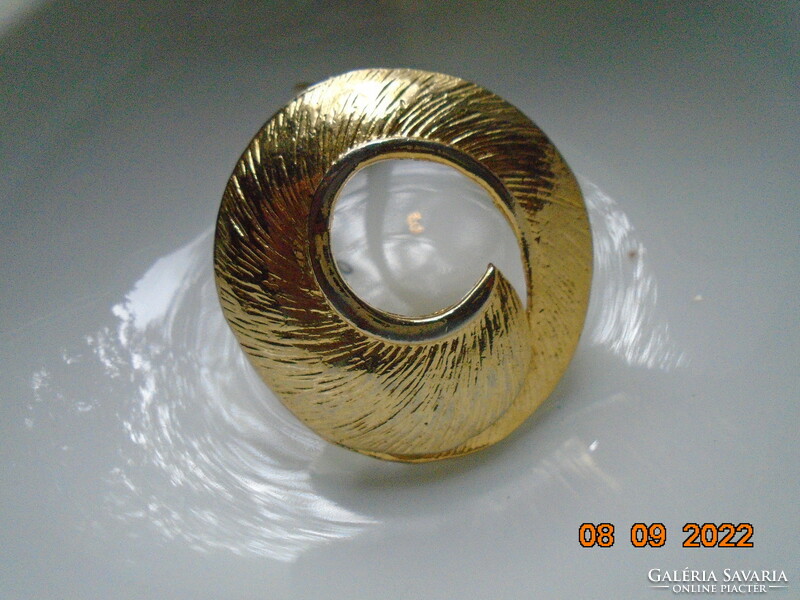 Designer textured pen, swirl-shaped high-quality gold-plated numbered brooch. Pendant, scarf clip