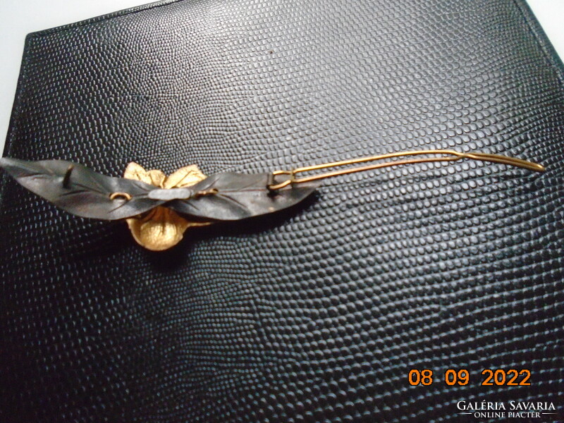 Handmade hair clip with fire-gilded plastic flower and patinated bronze-colored leaf