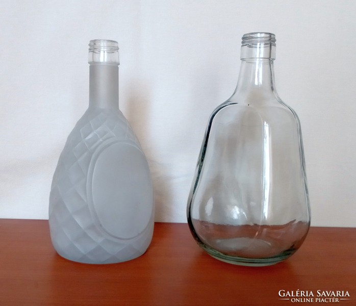 Két régi likőrös üveg palack, rombusz mintás matt üveg, vázának vagy dísznek, hibátlan