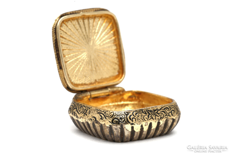 Ezüst aranyozott szelence pill box gyöngy és  korál drágakővel