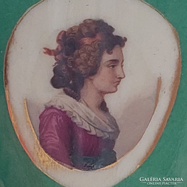 Váza női portréval