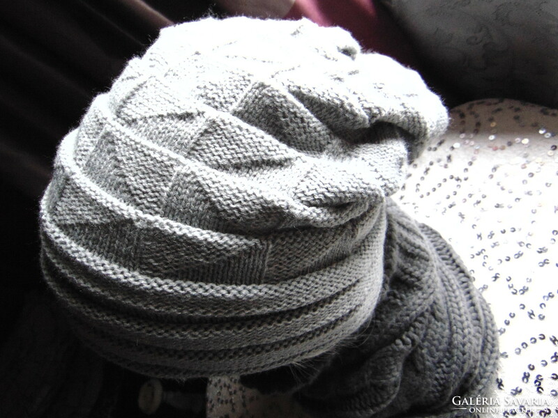 Light gray knitted cap