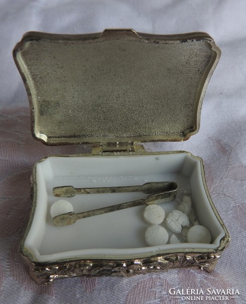 Barokkos ezüst színű fém dobozka gyógyszeres / pirulás doboz csipesszel