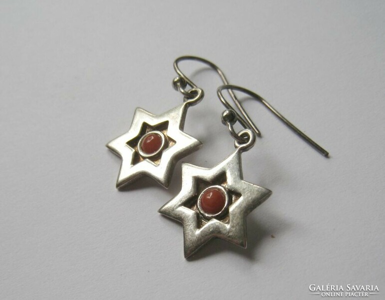 Star silver earrings with coral decoration