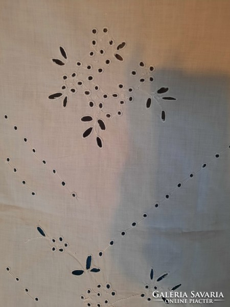 Tablecloth in cotton canvas with hole embroidery