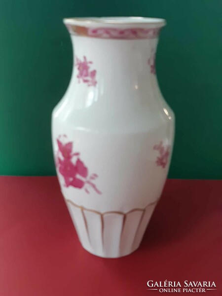 Szép méretű, jól használható Herendi váza, enyhe lepattanással.