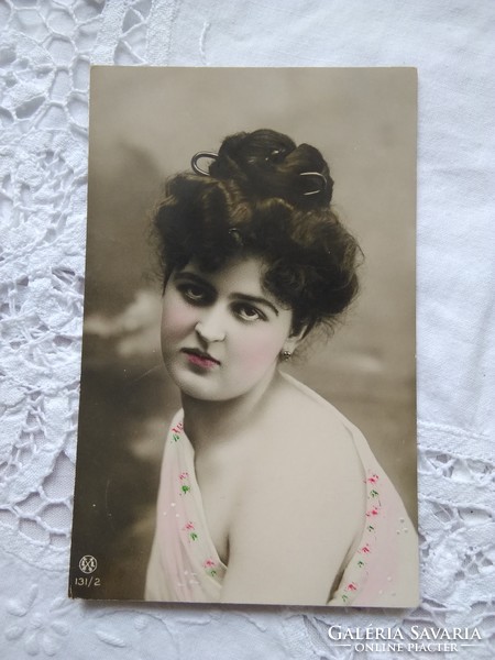Antik kézzel színezett, romantikus fotólap/képeslap hölgy halvány pink ruhában 1908