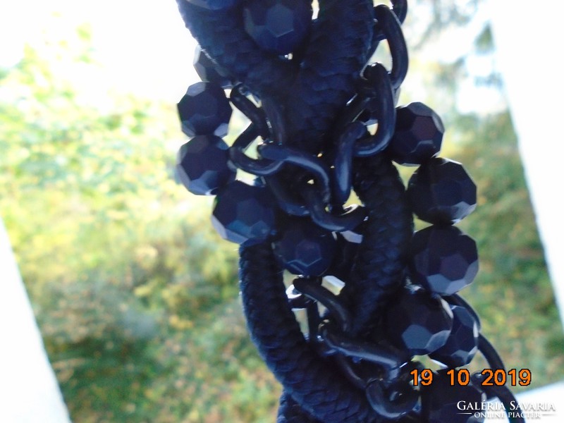 Kézzel készült sötétkék fazettált üveg gyöngyökből,láncokból,zsinórból látványos nyakék