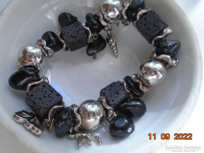 Lávakő és ezüstözött gyöngyökkel, zsuzsukkal, MAGMA CANARIO fém logóval, karkötő