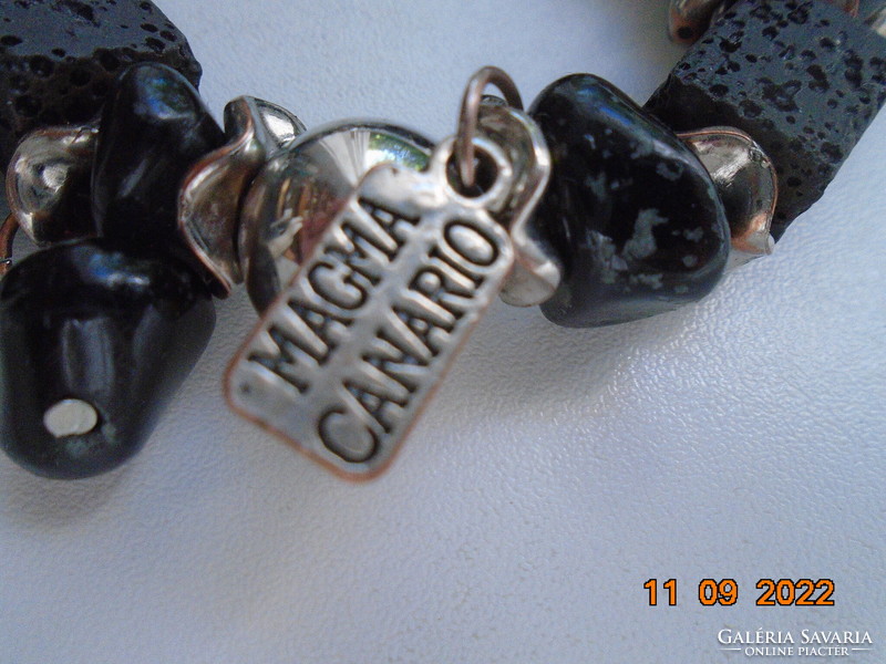 Lávakő és ezüstözött gyöngyökkel, zsuzsukkal, MAGMA CANARIO fém logóval, karkötő