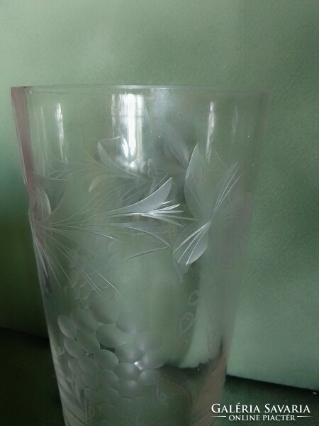 Vastag falú csiszolt üveg váza szőlő és levél mintával, kb 1,5 literes