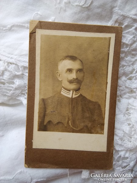 Antik szépia CDV/vizitkártya/keményhátú fotó egyenruhás férfi portréje 1900 körüli