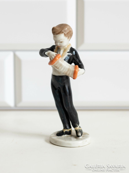 Retro porcelán figura - tangóharmonikás zenész fiú - Hollóházi