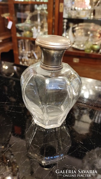 Régi csiszolású parfümös üveg ezüst teteje és pereme. Gyönyörű ajándék.