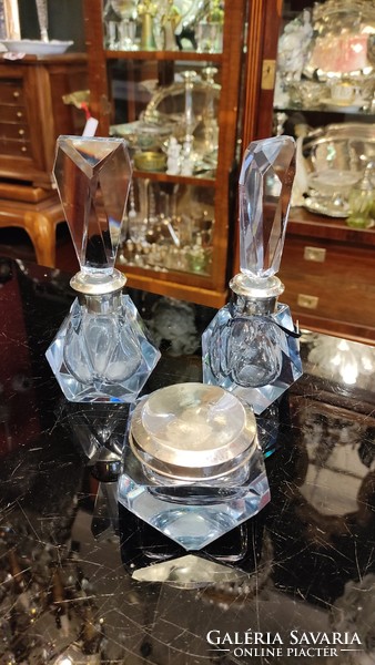 Régi csiszolású parfümös üveg szett 3 db -os  ezüst  pereme. Gyönyörű ajándék.