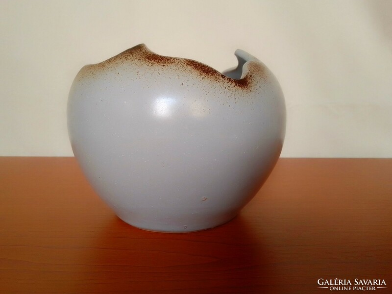 Specially shaped craftsman's ceramic decorative vessel, caspo