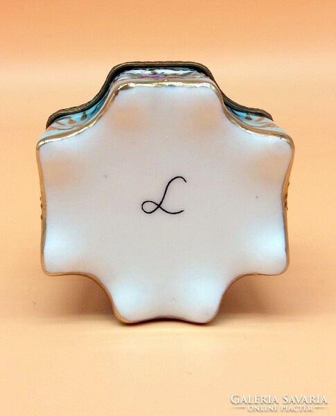 Porcelain perfume holder with four small glass flower bouquet decorations
