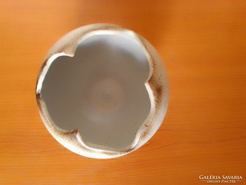 Specially shaped craftsman's ceramic decorative vessel, caspo