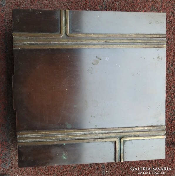 Lignifer bronze box with deak mark