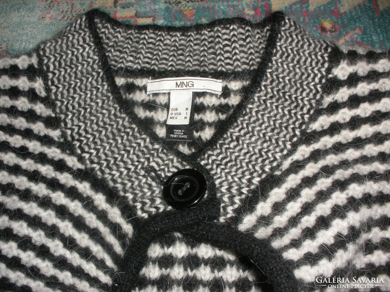Elegant knitted cardigan made of wool and angora blend